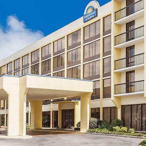 Days Inn & Suites By Wyndham Se Columbia Ft Jackson